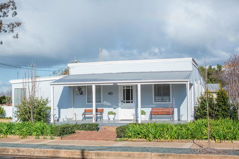 The Rested Guest 3 Bedroom Cottage West Wyalong - Holiday Adelaide 0