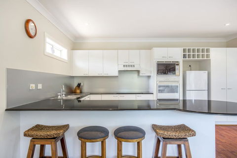 The Sands - 4/46 Jones Avenue Mollymook - Holiday Adelaide 1