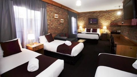 The Settlement Historic Hotel - Holiday Adelaide 3