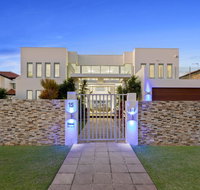 The White House GC Waterfront Home Cinema Jacuzzi Heated Pool - Holiday Adelaide