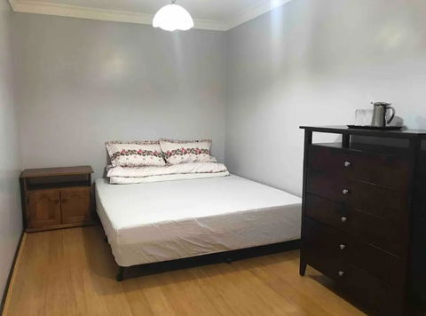 Thomastown Antique House En-suite Room - Holiday Adelaide 0