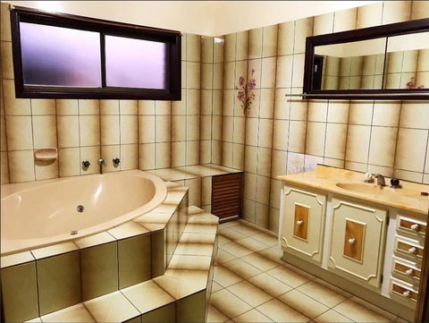 Thomastown Antique House En-suite Room - Holiday Adelaide 1