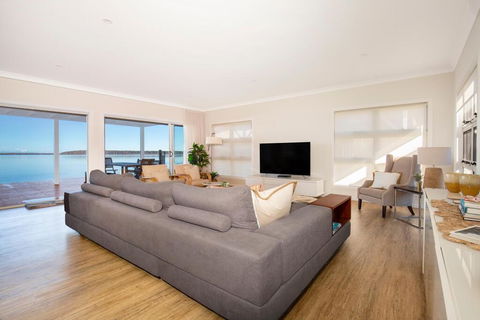 Tranquility Absolute Waterfront - Pet Friendly - 10 Mins To Hyams Beach - Holiday Adelaide 2