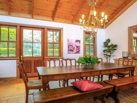 Treetops - Elegant, Inviting, Designer, Cedar Home - Holiday Adelaide 3