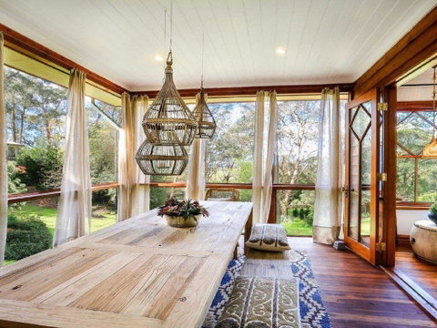 Treetops - Elegant, Inviting, Designer, Cedar Home - Holiday Adelaide 1