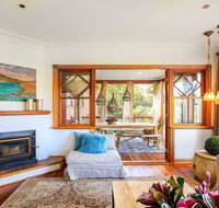 Treetops - elegant inviting designer cedar home - Holiday Adelaide