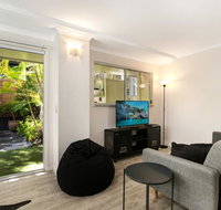 Tropical Townhouse With Two Courtyards and Pool - Holiday Adelaide