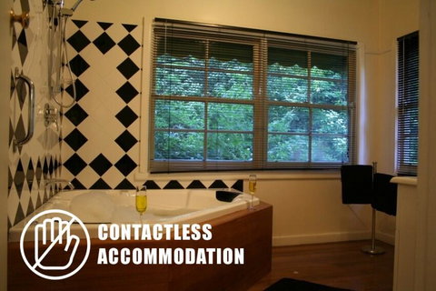 Tudor Cottages - Holiday Adelaide 3