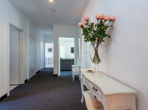 Twelve Errard - Holiday Adelaide 2