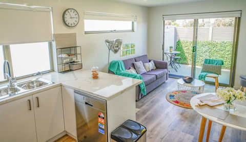 U201 Brunswick Living Brand New Deluxe Balcony Upper Floor Apartment Close To Airport And CBD - Holiday Adelaide 0