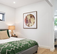 Ultra Modern Studio Suite with Balcony Near Shops - Holiday Adelaide