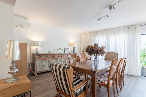 ULTRA SPACIOUS STYLISH HOME IN PRESTONS - SYDNEY - Holiday Adelaide 1