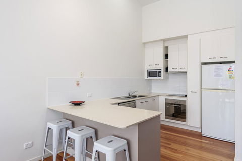 Unit 2 Rainbow Surf - Modern, Double Storey Townhouse With Large Shared Pool, Close To Beach And Shops - Holiday Adelaide 1