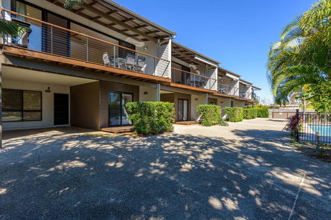 Unit 2 Rainbow Surf - Modern, Double Storey Townhouse With Large Shared Pool, Close To Beach And Shops - Holiday Adelaide 0