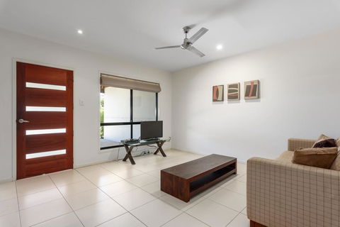 Unit 2 Rainbow Surf - Modern, Double Storey Townhouse With Large Shared Pool, Close To Beach And Shops - Holiday Adelaide 2