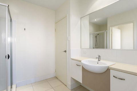 Unit 2 Rainbow Surf - Modern, Double Storey Townhouse With Large Shared Pool, Close To Beach And Shops - Holiday Adelaide 3