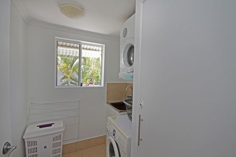 Unit 2, Beach Gallery, 9 Andrew Street Point Arkwright, 500 BOND, LINEN SUPPLIED - Holiday Adelaide 2