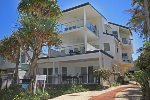 Unit 2, Beach Gallery, 9 Andrew Street Point Arkwright, 500 BOND, LINEN SUPPLIED - Holiday Adelaide 0