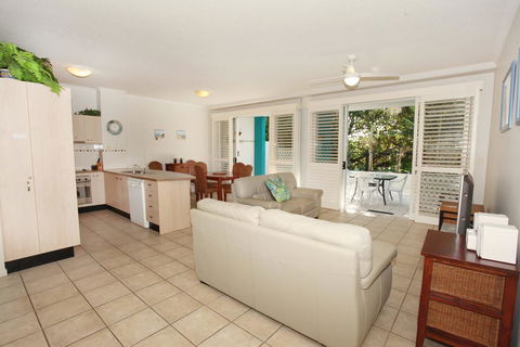 Unit 2, On The Park, 22 Frank Street Coolum Beach, 400 BOND, LINEN INCLUDED - Holiday Adelaide 2