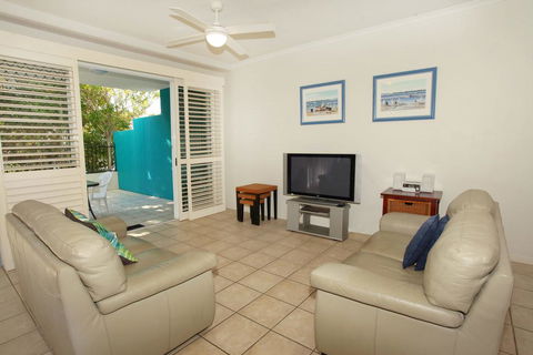Unit 2, On The Park, 22 Frank Street Coolum Beach, 400 BOND, LINEN INCLUDED - Holiday Adelaide 3