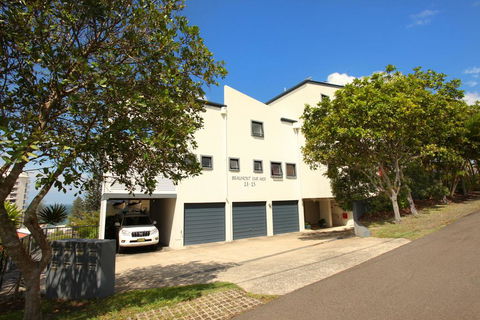 Unit 4, Beaumont Sur Mer, 13 - 15 Pacific Terrace Coolum Beach, 400 BOND, LINEN SUPPLIED - Holiday Adelaide 1