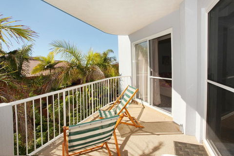 Unit 4, Coolum Sands Apartments, 34 First Avenue Coolum Beach, 400 BOND, LINEN SUPPLIED - Holiday Adelaide 1