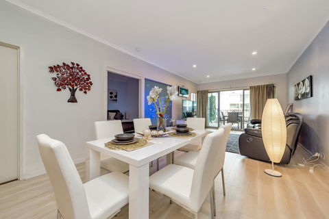 Venetian Canal Apartment-Close To Beaches And Marina - Holiday Adelaide 1