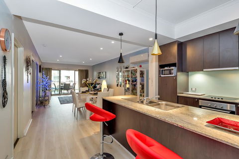 Venetian Canal Apartment-Close To Beaches And Marina - Holiday Adelaide 0