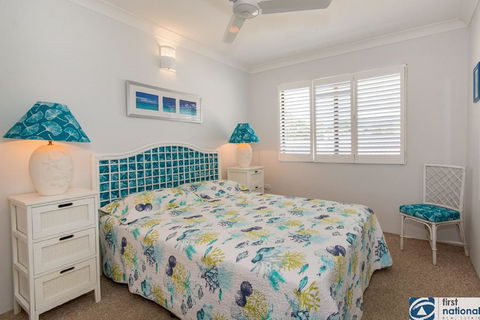 VIEWS VIEWS VIEWS! Front Top Floor Waterfront Unit - Chnook Apartments South Esp, Bongaree - Holiday Adelaide 2