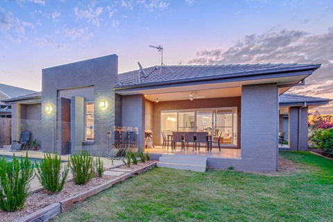 Vintage On The 8th - Holiday Adelaide 1