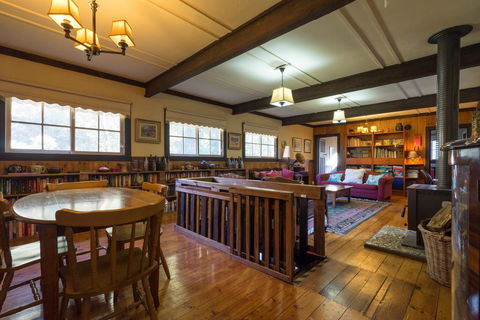 Walhalla Coach House - Holiday Adelaide 3
