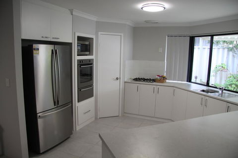 Warnbro Beach Family Accommodation - Holiday Adelaide 1
