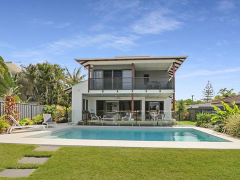 WATERFRONT HOME BORDERING MOOLOOLABA - Holiday Adelaide 0