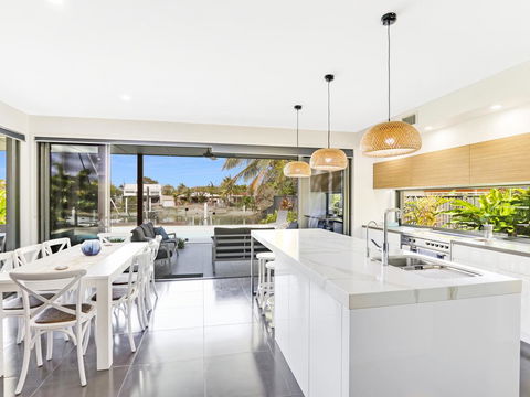 WATERFRONT HOME BORDERING MOOLOOLABA - Holiday Adelaide 3