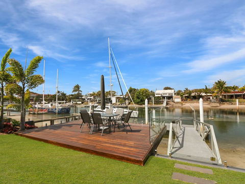 WATERFRONT HOME BORDERING MOOLOOLABA - Holiday Adelaide 1