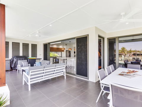 WATERFRONT HOME BORDERING MOOLOOLABA - Holiday Adelaide 2