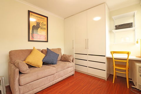 Colour Pop Fitzroy - 3 Bedroom Pet Friendly - Holiday Adelaide 16