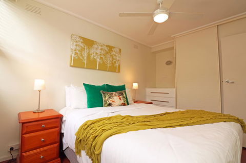 Colour Pop Fitzroy - 3 Bedroom Pet Friendly - Holiday Adelaide 14