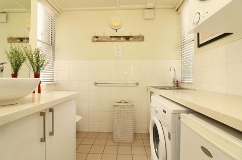 Colour Pop Fitzroy - 3 Bedroom Pet Friendly - Holiday Adelaide 18
