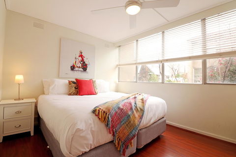 Colour Pop Fitzroy - 3 Bedroom Pet Friendly - Holiday Adelaide 11