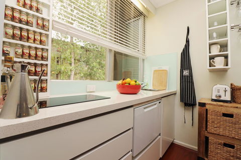Colour Pop Fitzroy - 3 Bedroom Pet Friendly - Holiday Adelaide 5