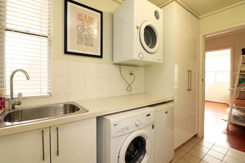 Colour Pop Fitzroy - 3 Bedroom Pet Friendly - Holiday Adelaide 19