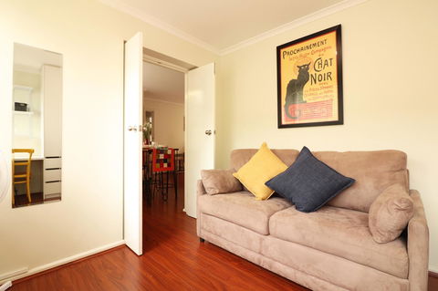 Colour Pop Fitzroy - 3 Bedroom Pet Friendly - Holiday Adelaide 17