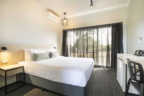 Nightcap At Excelsior Hotel - Holiday Adelaide 16