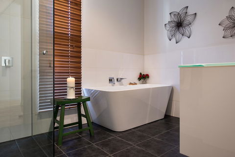 Lake Como Villa - Holiday Adelaide 6