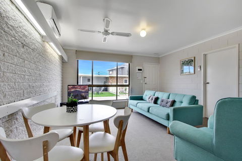 Hybiscus Waterfront Apartments - Holiday Adelaide 17
