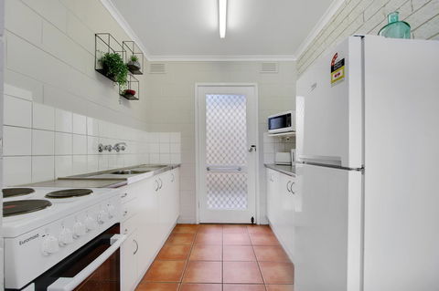 Hybiscus Waterfront Apartments - Holiday Adelaide 16