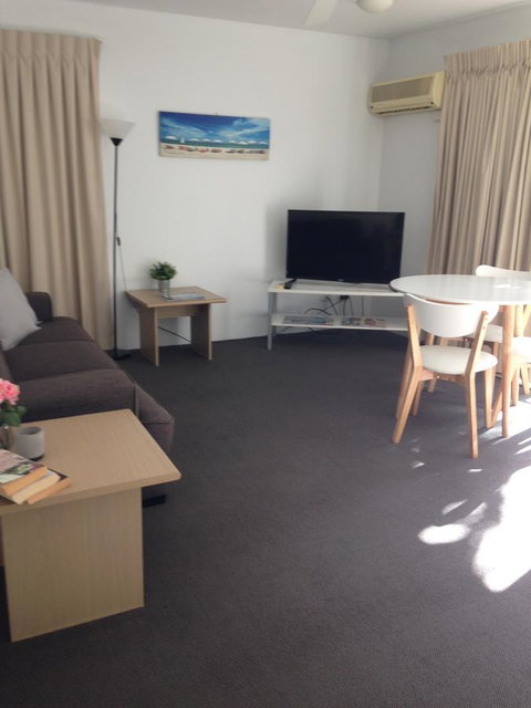 Chez Noosa Resort Motel - Holiday Adelaide 1