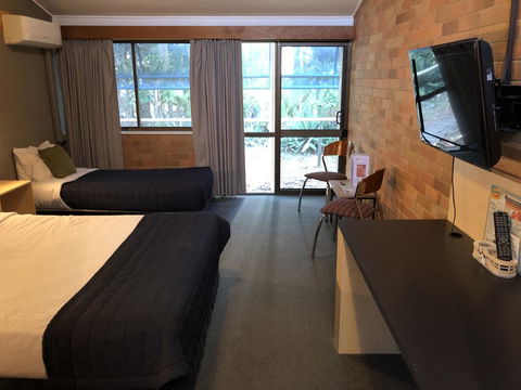 Bribie Island Hotel - Holiday Adelaide 2