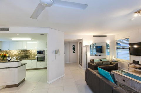 Emerald Noosa - Holiday Adelaide 8